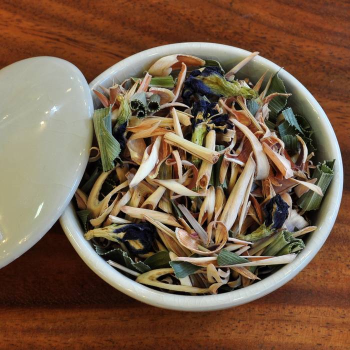 Der Anshan Tee wird auch in anderen Mischungen, zum Beispiel mit frischem Zitronengras und Pandanus-Blättern angeboten